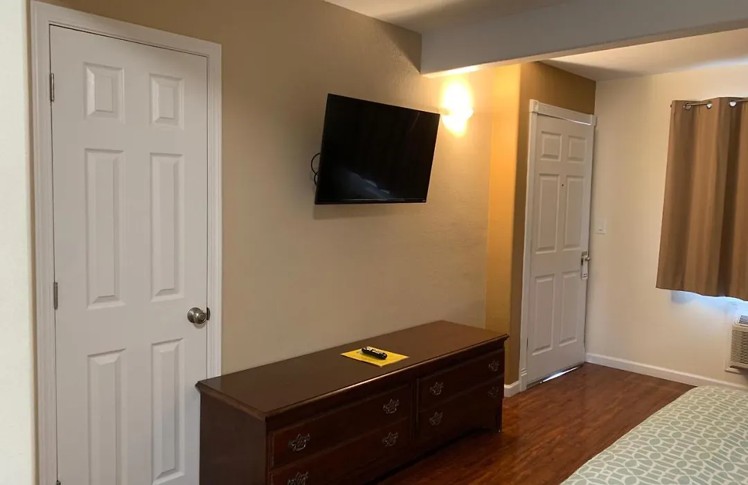 Townhouse Inn & Suites-1
