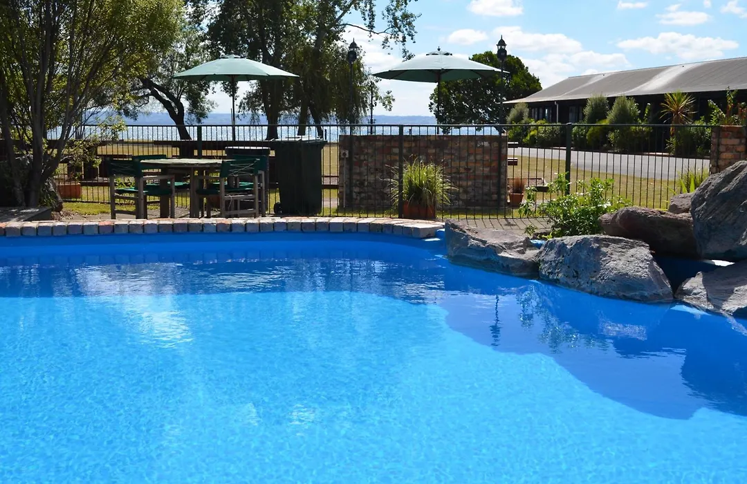 Cedarwood Lakeside Motel & Conference Venue-1