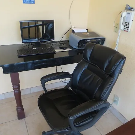 Travelodge By Wyndham Dodge City-3