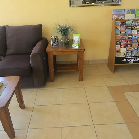 Travelodge By Wyndham Dodge City-2