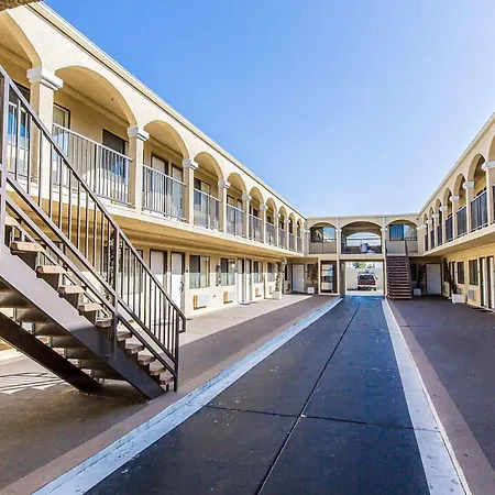 Rodeway Inn & Suites-2