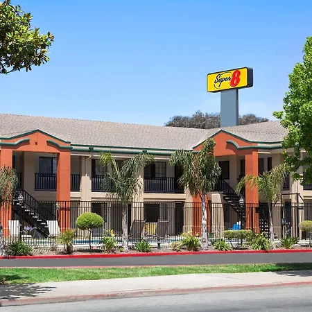 Super 8 By Wyndham Salinas-3