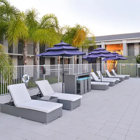 Clarion Inn & Suites Across From Universal Orlando Resort-3