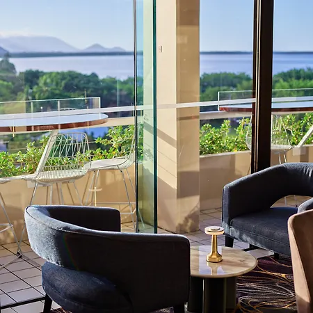 Hilton Cairns-2