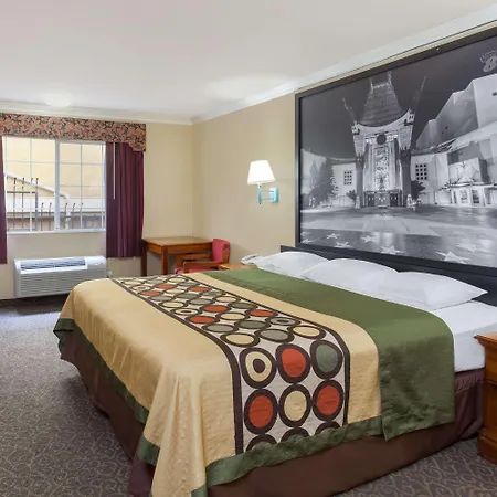 Super 8 By Wyndham Los Angeles Downtown-2