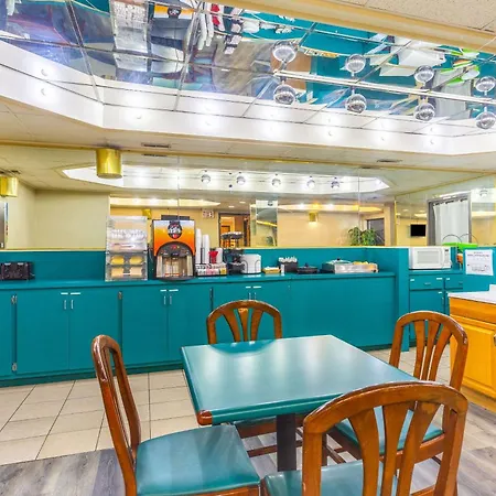 Econo Lodge & Suites Clarksville Near Governors Square Mall-2