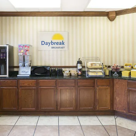 Days Inn By Wyndham Columbus-North Fort Moore-3