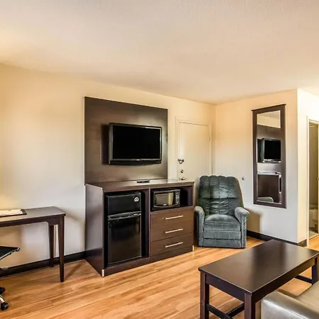Colby Inn And Suites-2