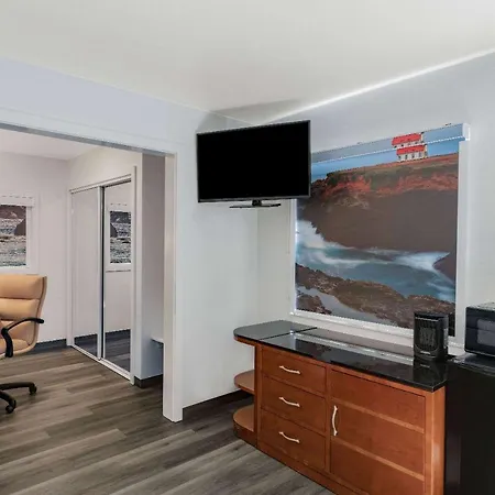 Oceanside Inn & Suites, A Days Inn By Wyndham-2