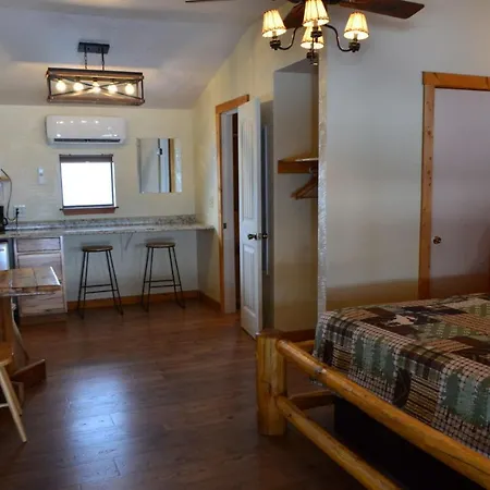 Nine Pines Motel-2