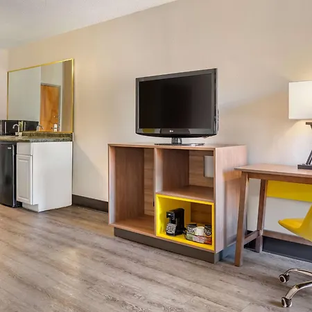 Days Inn & Suites By Wyndham Rocky Mount Golden East-3