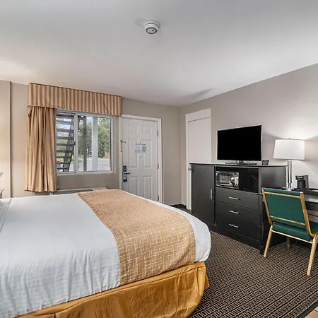 Travelodge By Wyndham Traverse City Mi-3