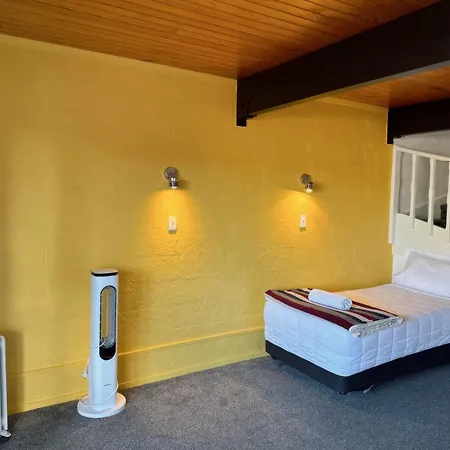 Oakwood Manor Motor Lodge-2