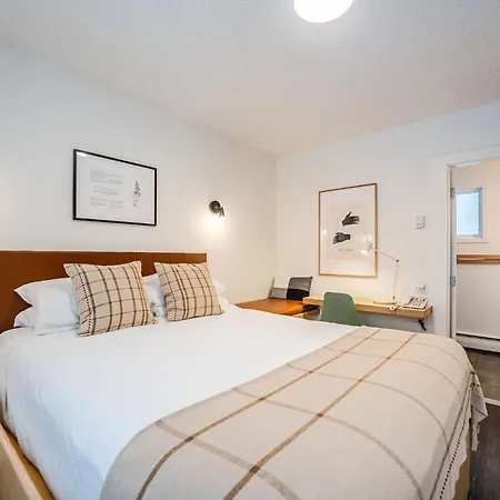 Swiss Chalet Motel-3