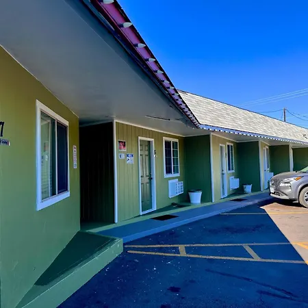 Chalet Motel - Your Cozy Basecamp For Bend Adventures-2