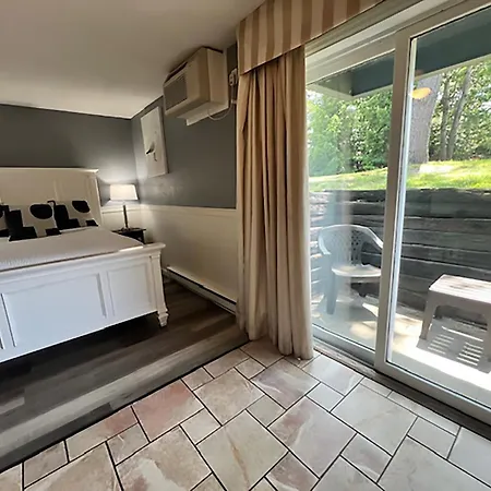 Travelodge By Wyndham Traverse City Mi-2