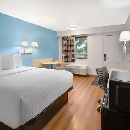 Travelodge By Wyndham Madison Heights Mi-3
