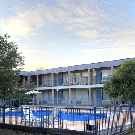 Castle Inn & Suites By Oyo Lawton-2