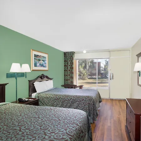 Travelodge By Wyndham Fort Myers North-2