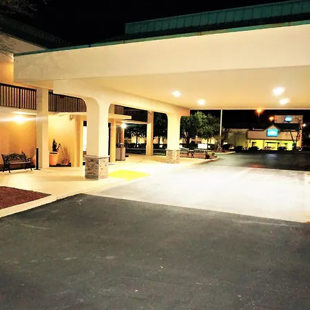 Howard Johnson By Wyndham Greensboro Near The Coliseum-2