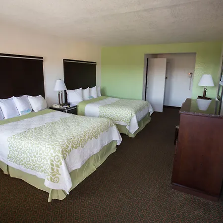 Days Inn By Wyndham Oceanside-3