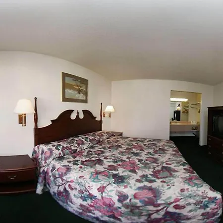 Super 8 By Wyndham Oklahoma Fairgrounds-3