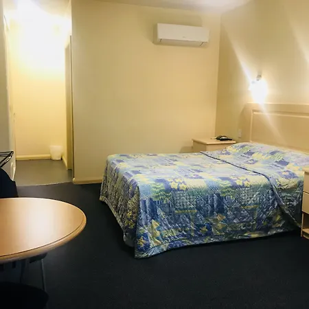 Mayfair Plaza Motel And Apartments-3