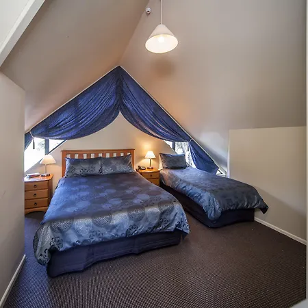 Oaktree Motel-2