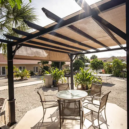Island Sun Inn & Suites - Historic Venice & Beach Getaway-3