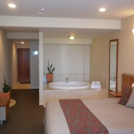 Pebble Beach Motor Inn-3