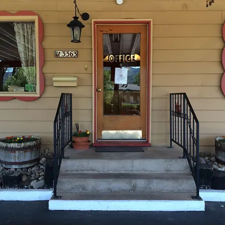 Caboose Motel & Gift Shop-2