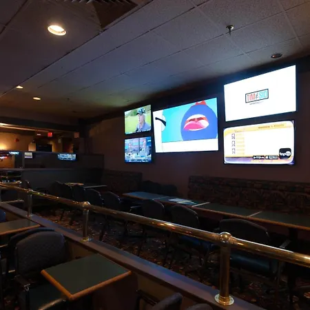 Travelodge By Wyndham Winnipeg Airport West-3