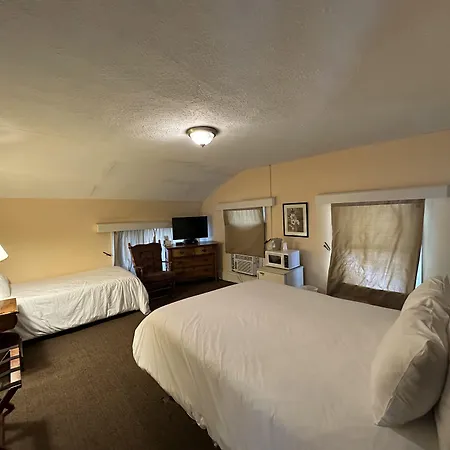 The Colonial Inn & Creamery-2