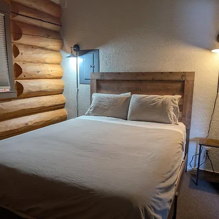 Twin Peaks Hotel Cabins-3