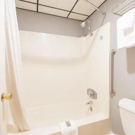 Fireside Inn And Suites Bangor-3