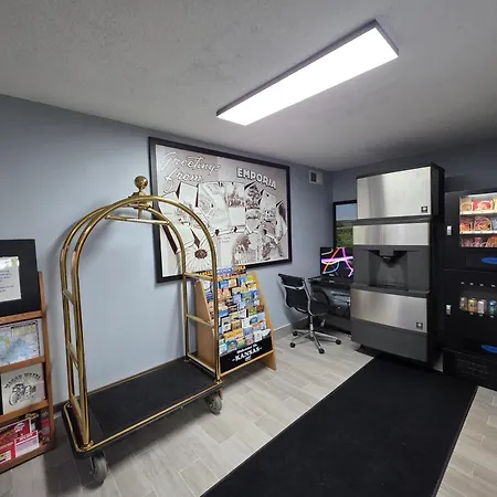 Super 8 By Wyndham Emporia-3