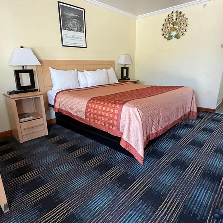 Colonial Motel-2