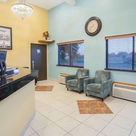 Super 8 By Wyndham Normal Bloomington-3