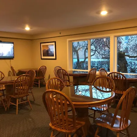 Lakeshore Inn & Suites-2