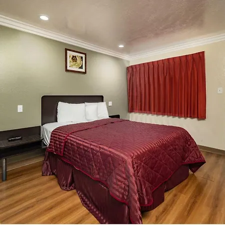 Travelodge By Wyndham Sacramento Convention Center-3