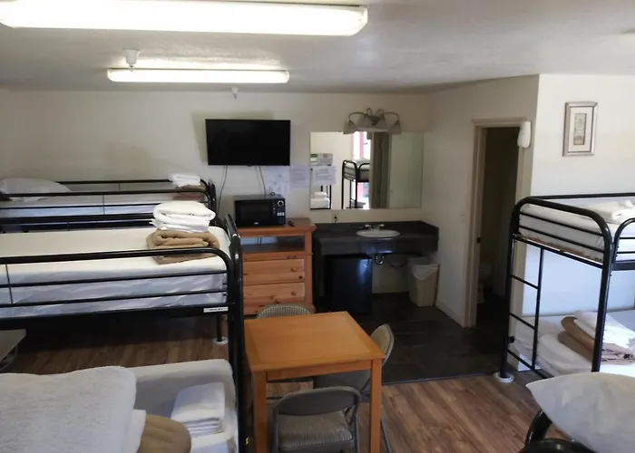 Central hotel: Whitney Portal Hotel And Hostel