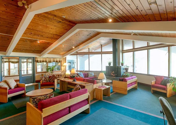 Pool Villa: Mountaineer Inn