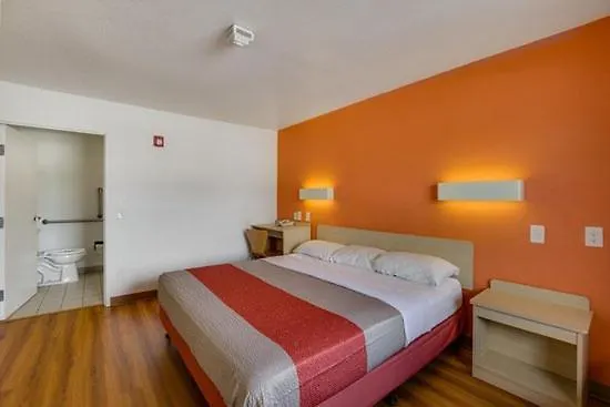 Motel 6-, Sc - West