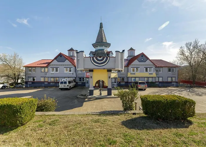 Hotels with pool Oyo Branson Victorian Palace