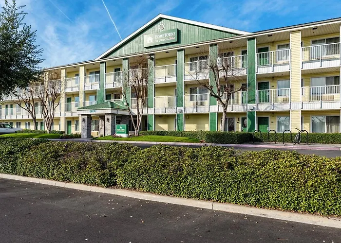 Hometowne Studios By Red Roof Fresno - West