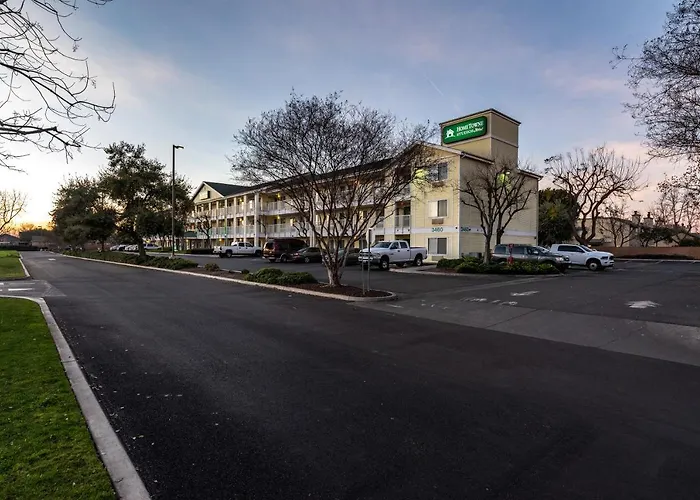 Hometowne Studios By Red Roof Fresno - West