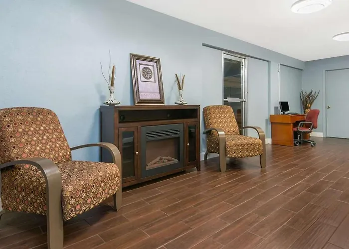 Pet Friendly hotel: Sky-Palace Inn & Suites Wichita East