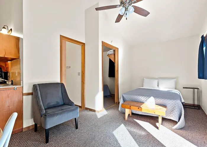 Cheap hotel: Harney Camp Cabins