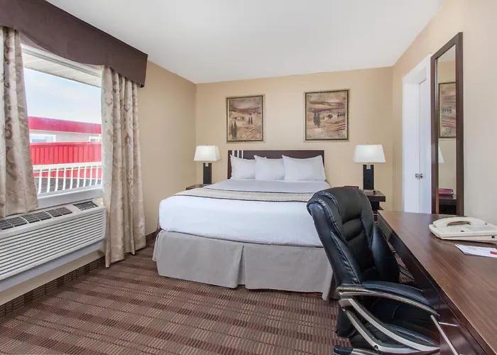 Econo Lodge Inn & Suites