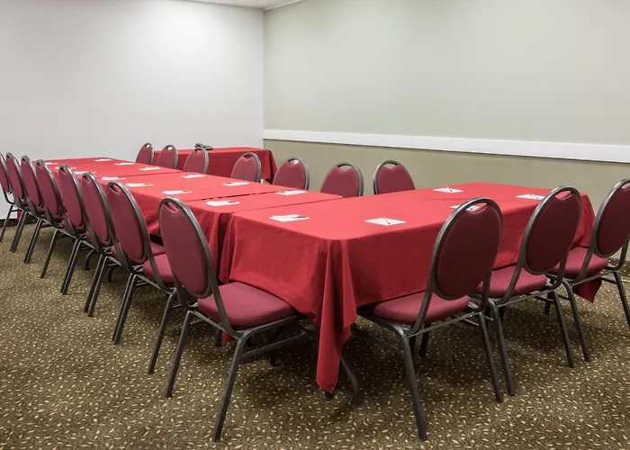 Econo Lodge Inn & Suites